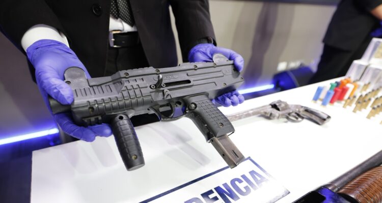 Dos detenidos por tráfico de drogas en Peñaflor y Padre Hurtado: tenían una subametralladora UZI