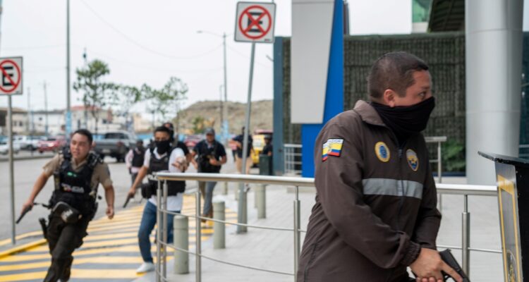 Policías de Ecuador moviéndose.