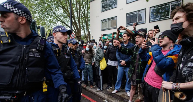 Miles de personas detenidas tras redadas contra inmigración ilegal en Reino Unido desde julio de 2024