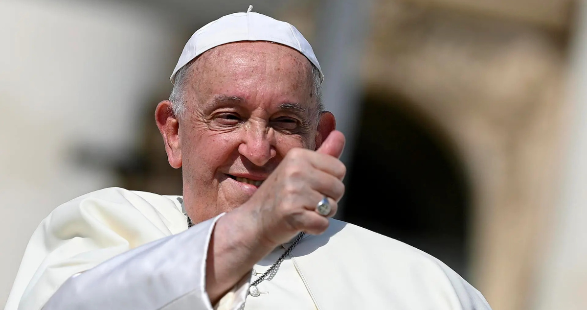 El Papa Francisco pasa otra noche tranquila y sigue descansando tras experimentar una leve mejoría