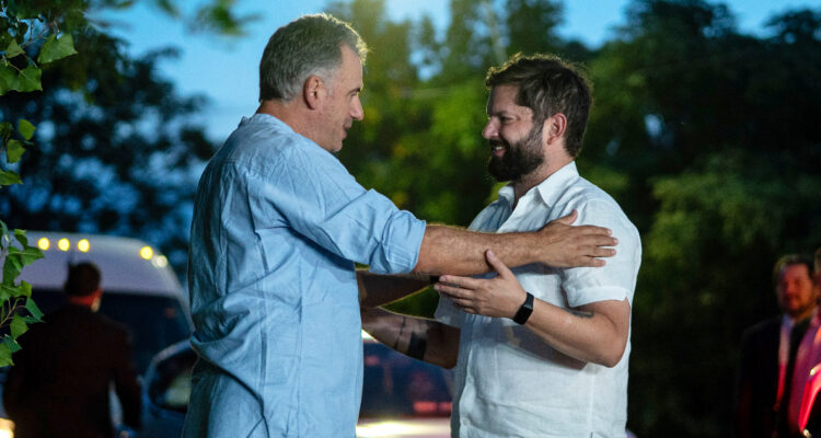 Boric y presidente electo de Uruguay refuerzan unión latinoamericana en encuentro con asado incluido