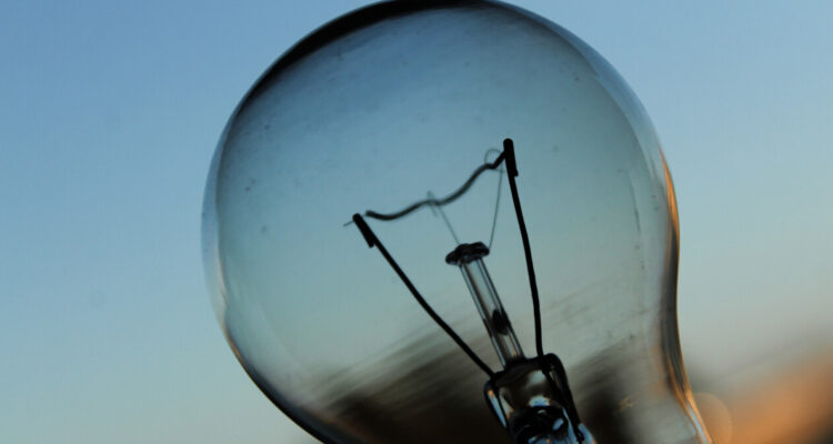 Chile tiene uno de los costos de la luz más caros de la región según CNE: supera al de Argentina