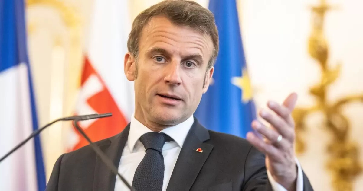 Emanuel Macron con banderas detrás