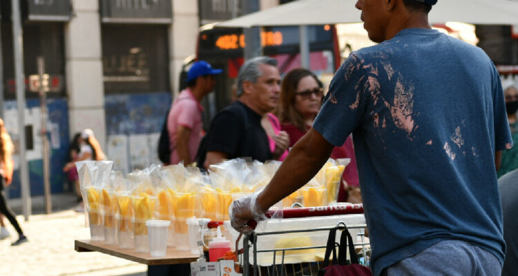 La caída de la informalidad durante la última parte de 2024 fue propiciada por el comercio, apunta INE