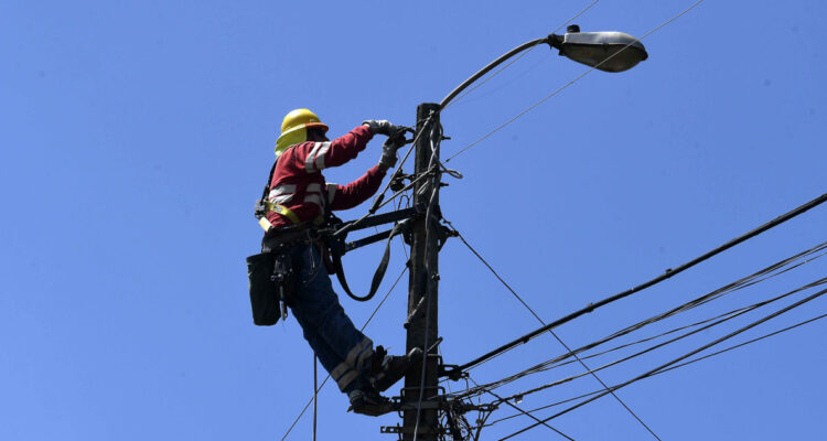 Trabajador reponiendo electricidad