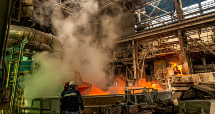 La estatal Enami anuncia reestructuración de su deuda y firma dos créditos por US$65 millones