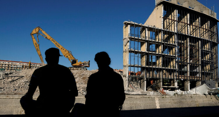 España: Gobierno quiere reducir la jornada laboral de 40 a 37,5 horas y empresarios alertan “daños”