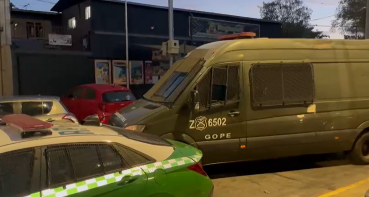 Hombre se parapeta en Estación Central para no ser detenido: terminó atrapado por el GOPE