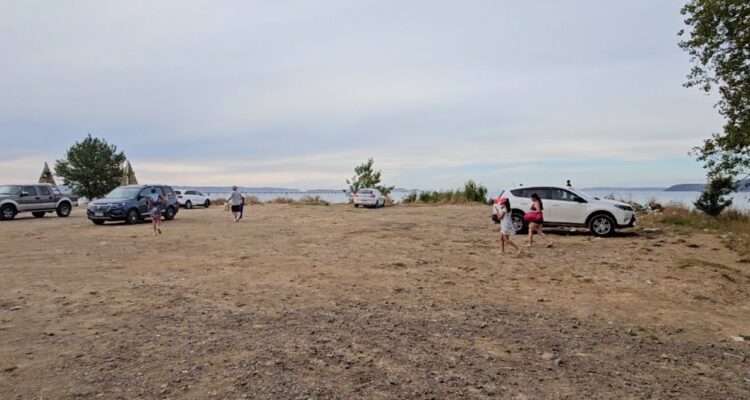 Habilitan más de 200 estacionamientos gratuitos en Playa Negra de Penco