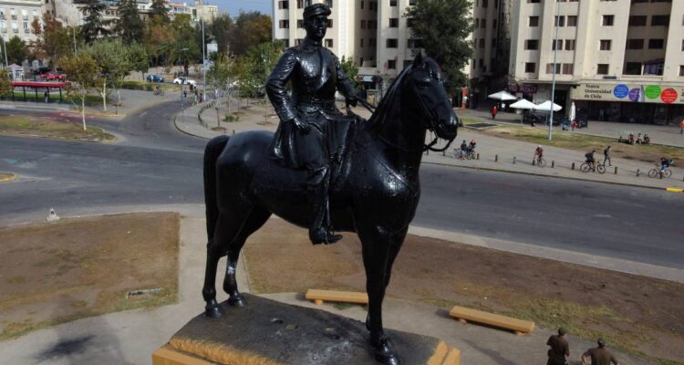 Reubicación estatua de Baquedano: bancada UDI advierte ilegalidad y recurre a Contraloría