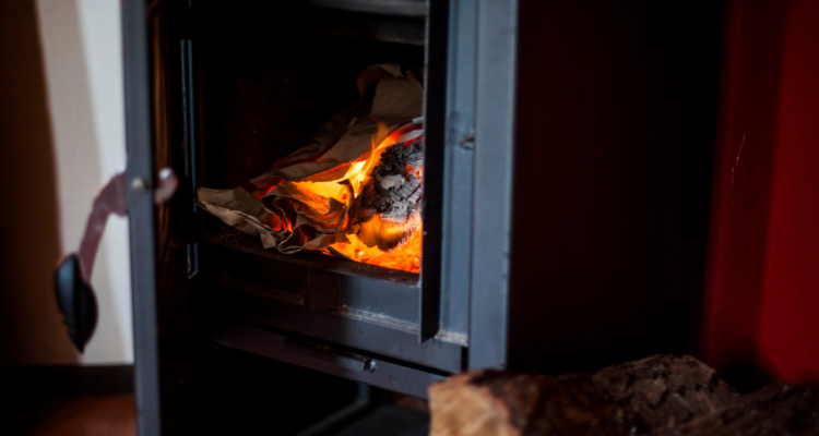 Estufa a leña por prohibición de uso de calefactores en Osorno