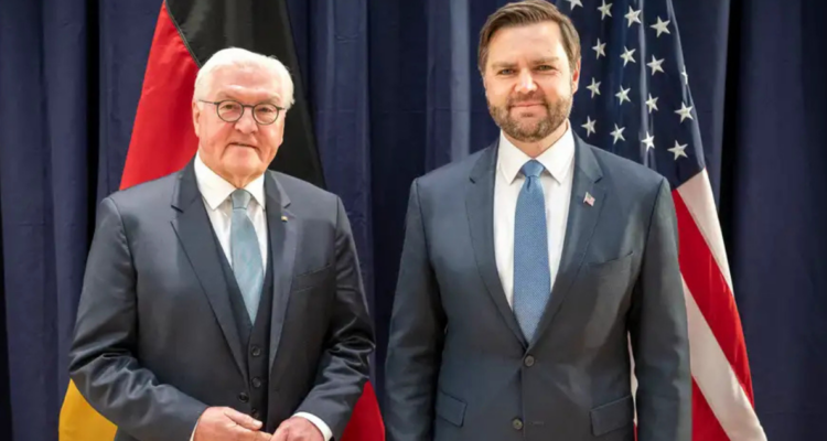 el presidente federal Frank-Walter Steinmeier (izq.) con el vicepresidente de EE.UU., J.D. Vance