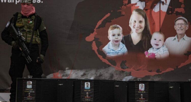 Los ataúdes con los cuerpos de Ariel, Kfir Bibas y Oded Lifshitz antes de ser entregados a la Cruz Roja por Hamás en Jan Yunis