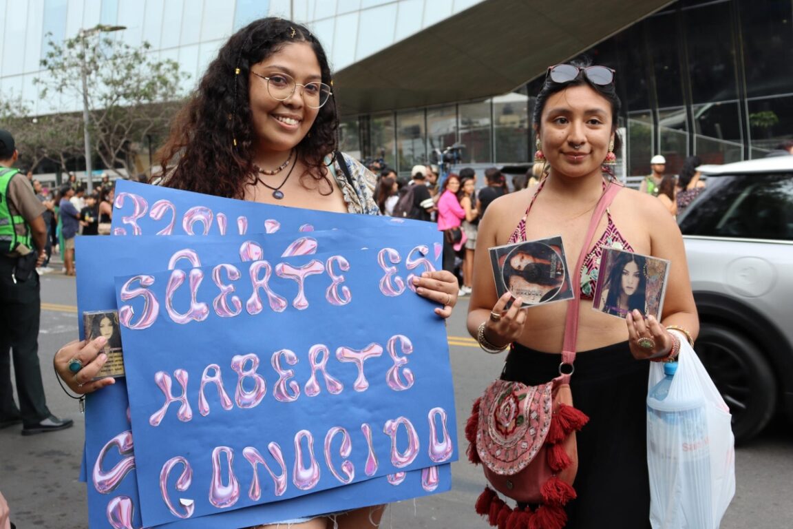Peruanos llegan a la clínica donde ingresó Shakira: "No hay que perder esperanzas de que se recupere"