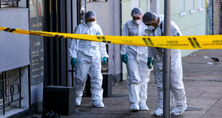 Hombre que se abalanzó con cuchillo a carabineros murió baleado por uniformados en Santiago