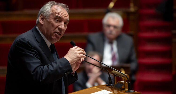 El primer ministro francés, Francois Bayrou, habla durante una sesión de moción de censura contra el gobierno en la Asamblea Nacional en París