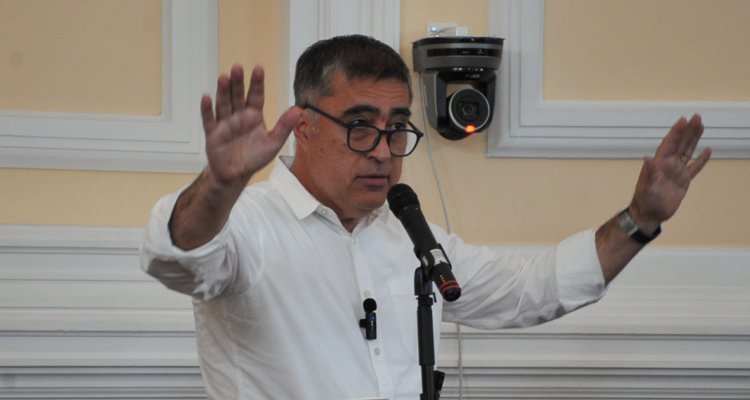 Aumentan funcionarios que demandan al municipio de Santiago por despidos: piden hasta $507 millones