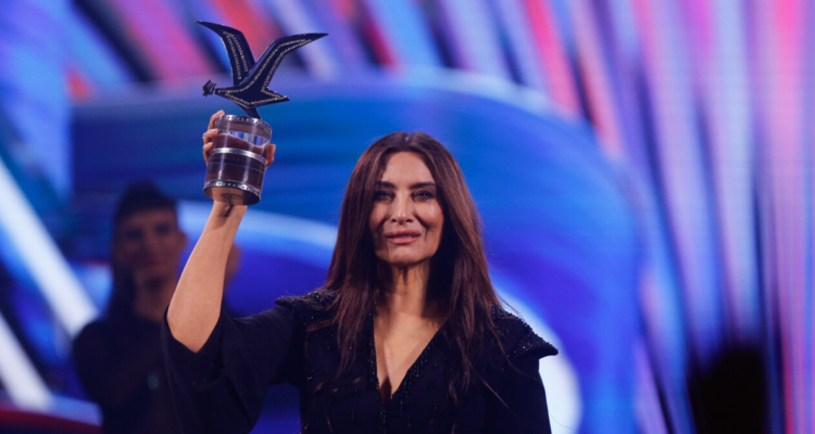 Myriam Hernández recibiendo la gaviota de platino en el Festival de Viña 2025