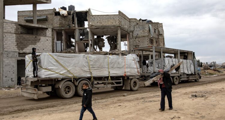 Camiones con ayuda humanitaria en medio del alto al fuego entre Israel y Hamás, en Rafah