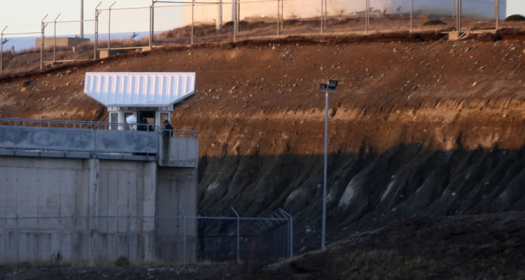 Gendarmería evita fuga de tres reos en cárcel de Punta Arenas: se les acusa robo y femicidio frustrado