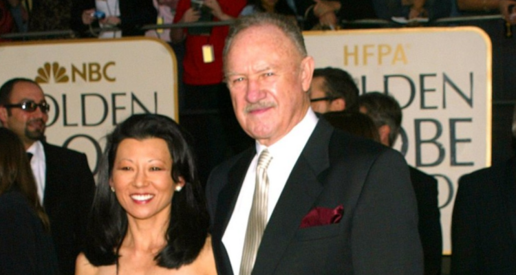 Gene Hackman junto a su esposa, Betsy Arakawa, en los Golden Globes en referencia a nuevos antecedentes de su muerte