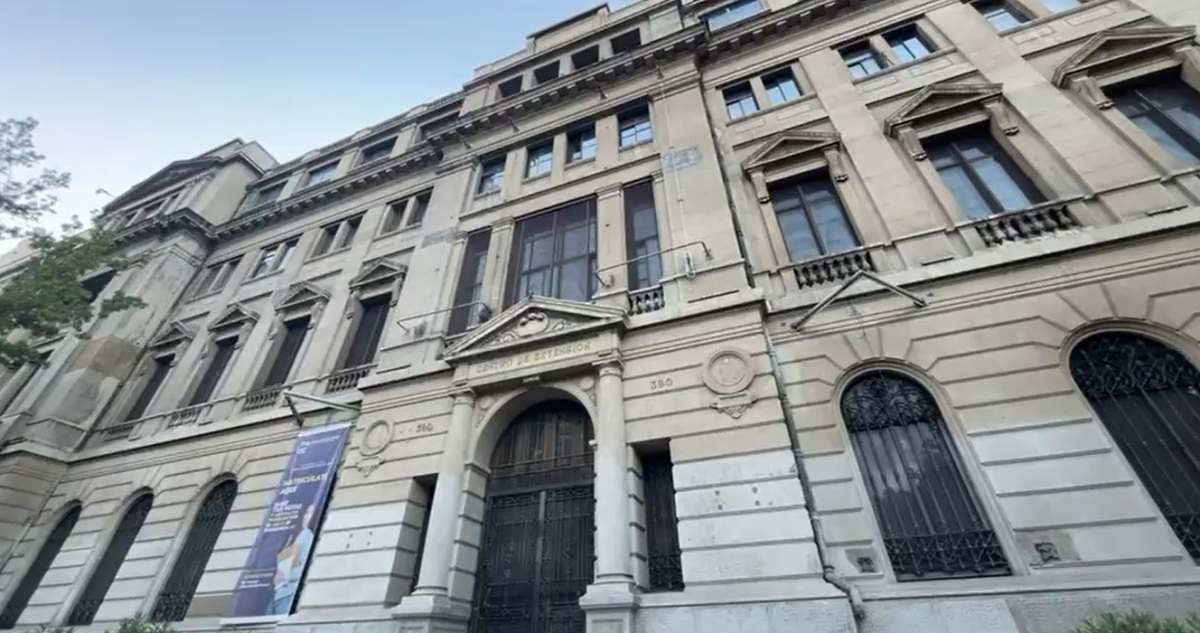 Apuñalan en el tórax a guardia de la Universidad Católica tras asalto en Santiago