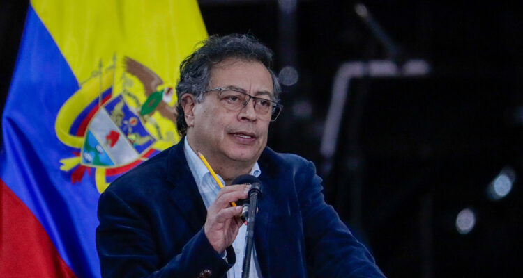 Presidente Petro pide la renuncia a todos sus ministros en medio de crisis política en Colombia