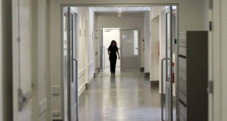 Investigan hallazgo de feto en hospital Félix Bulnes: mujer habría sufrido aborto en baño del recinto