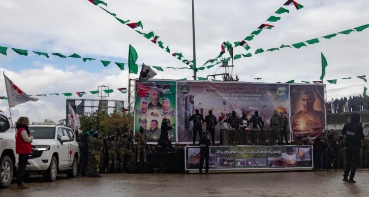 Hamás libera a otros tres rehenes israelíes en el centro de Gaza