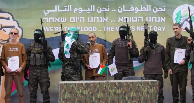 Hamás libera a tres rehenes israelíes en inicio del quinto intercambio bajo el alto al fuego en Gaza