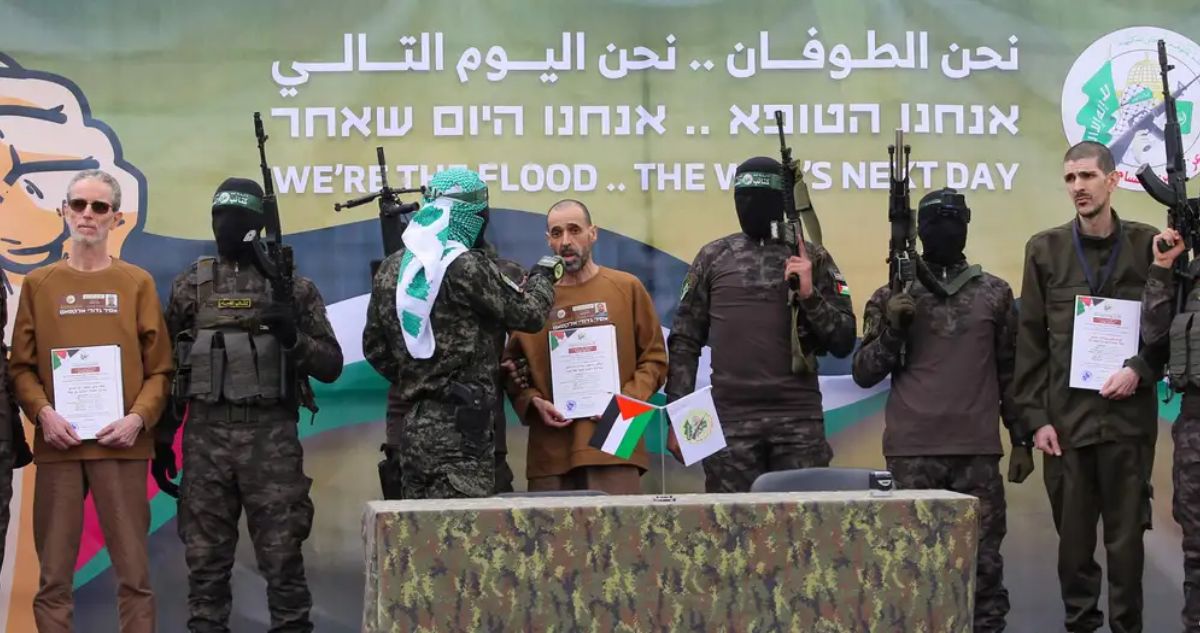 Hamás libera a tres rehenes israelíes en inicio del quinto intercambio bajo el alto al fuego en Gaza