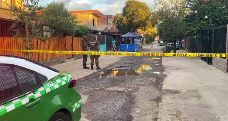 Hombre ataca a carabineros con armas blancas y resulta herido en procedimiento por VIF en Lo Espejo