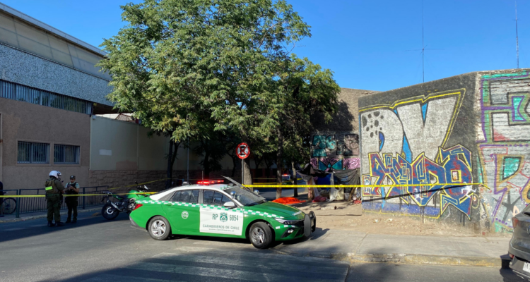 Hombre es asesinado a balazos a plena luz del día en el centro de Santiago