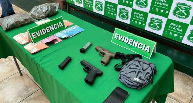 Capturan a dos sujetos prófugos con armas, municiones drogas y dinero en Antofagasta