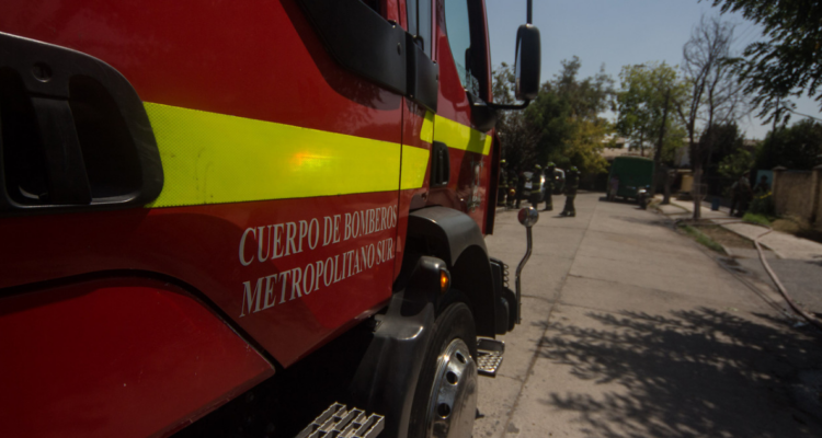 Incendio afecta a dos viviendas en Quinta Normal una de ellas queda totalmente destruida