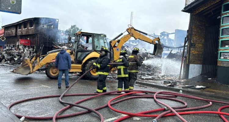 Incendio deja al menos 60 locales comerciales afectados en Ancud: Bomberos sigue trabajando en la zona