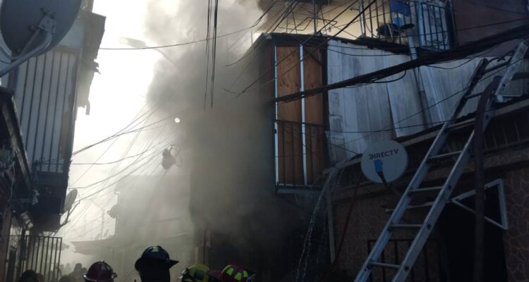 Incendio afecta a cité en el centro de Santiago: 100 bomberos trabajaron en la emergencia