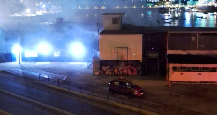 Incendio consumió parte de reconocido restaurante en Antofagasta: se comprobó origen intencional