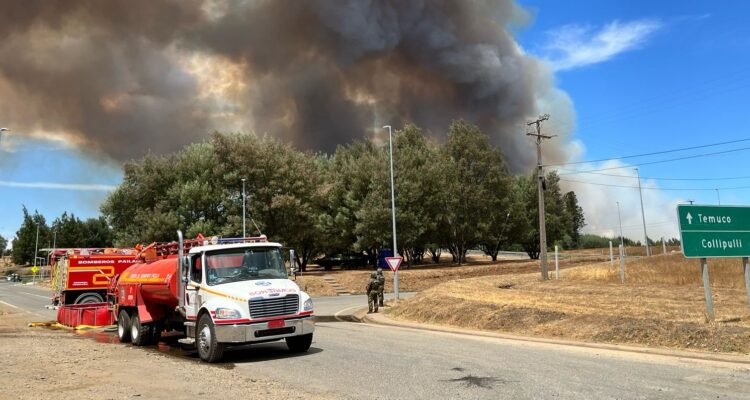 Se ve humo y camión. Incendio.