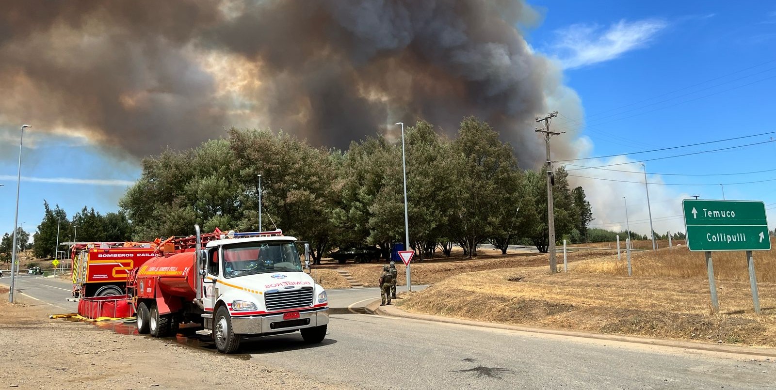 Se ve humo y camión. Incendio.