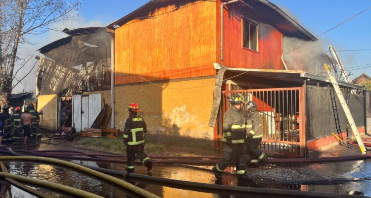 Ocho viviendas afectadas por incendio en Lo Espejo: cinco resultaron con pérdida total