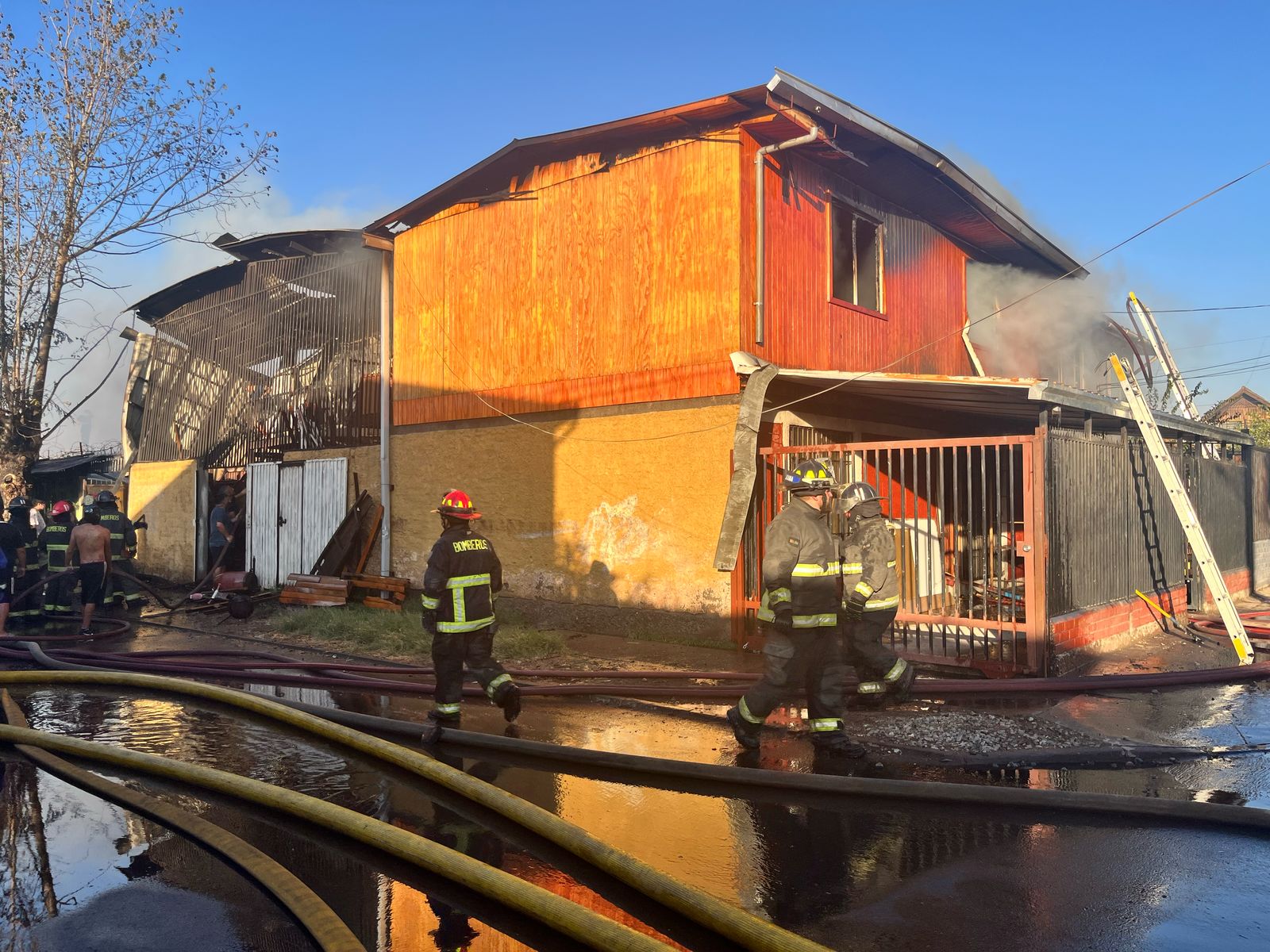 Incendio en casa de dos pisos