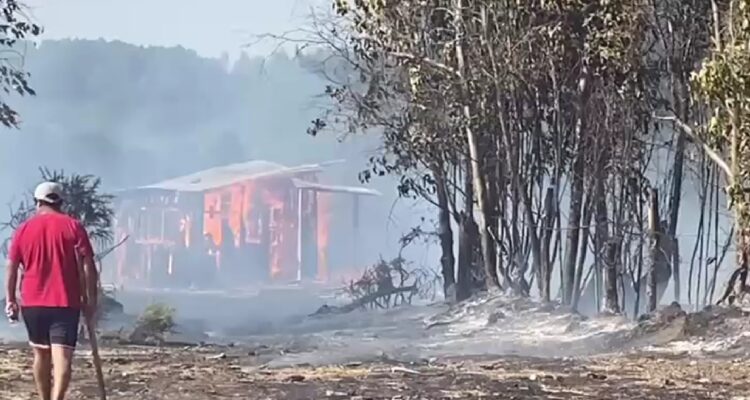 Incendio forestal destruye vivienda en Pitrufquén