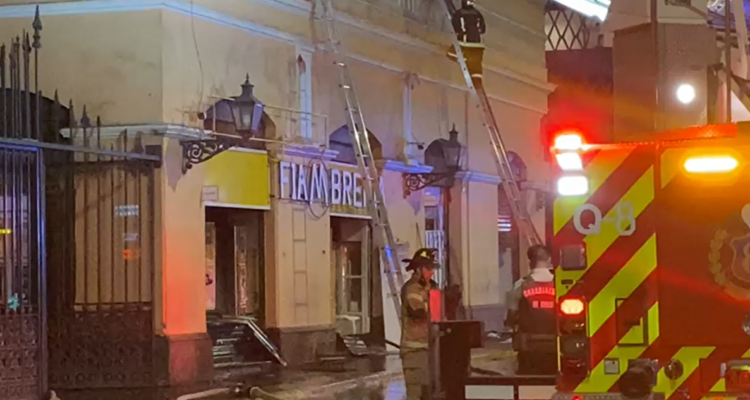 Incendio destruye local comercial en el Mercado Central de Santiago