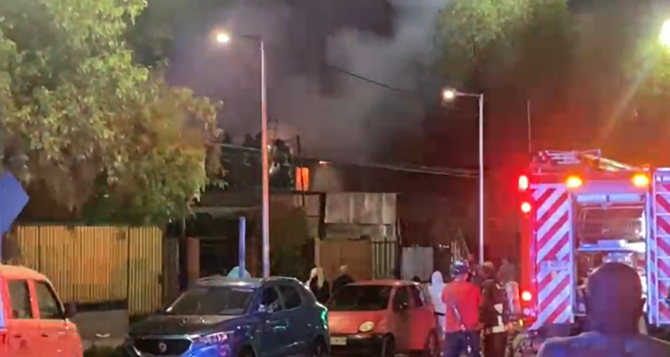 Tres casas destruidas deja incendio en Puente Alto