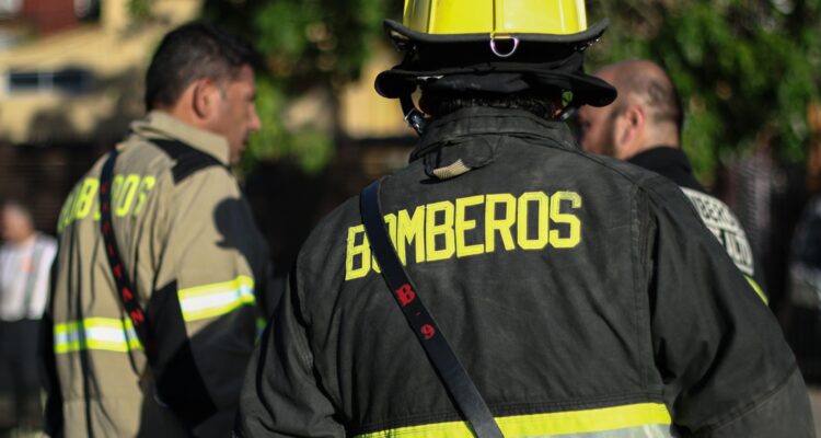Bombero de espaldas
