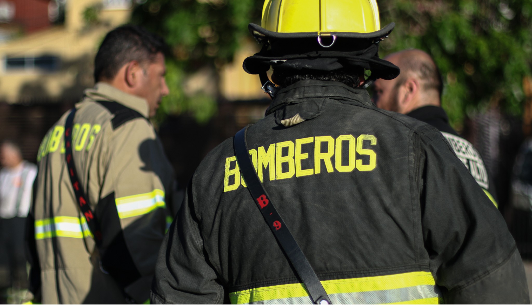 Bombero de espaldas