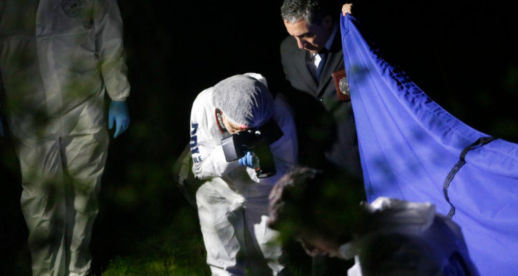 Encuentran cadáver de mujer envuelto en frazada y amarrado con alambre en Castro