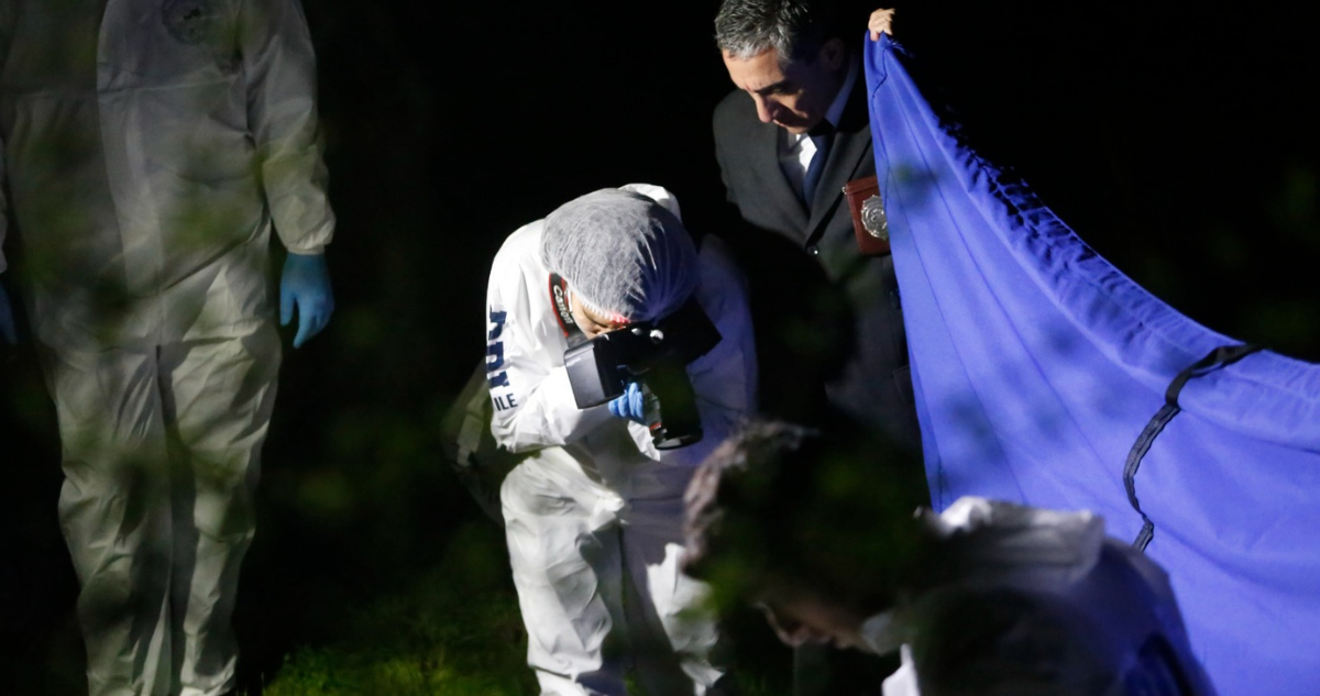 Encuentran cadáver de mujer envuelto en frazada y amarrado con alambre en Castro