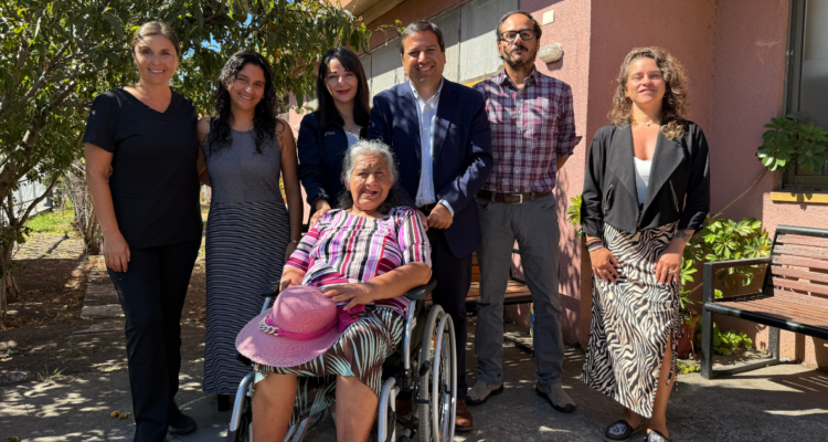 Reconocida Mireya de Concepción deja la calle tras 30 años e ingresar a un centro de adultos mayores